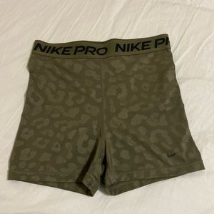 Nike Pro Women’s camo short
